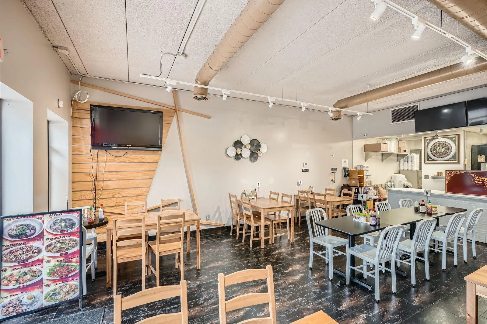 712 University Ave W - Web Quality - 004 - 04 Dining Area.jpg