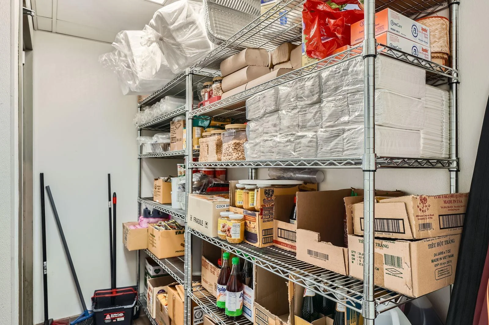 712 University Ave W - Web Quality - 019 - 20 Dry Goods Storage.jpg