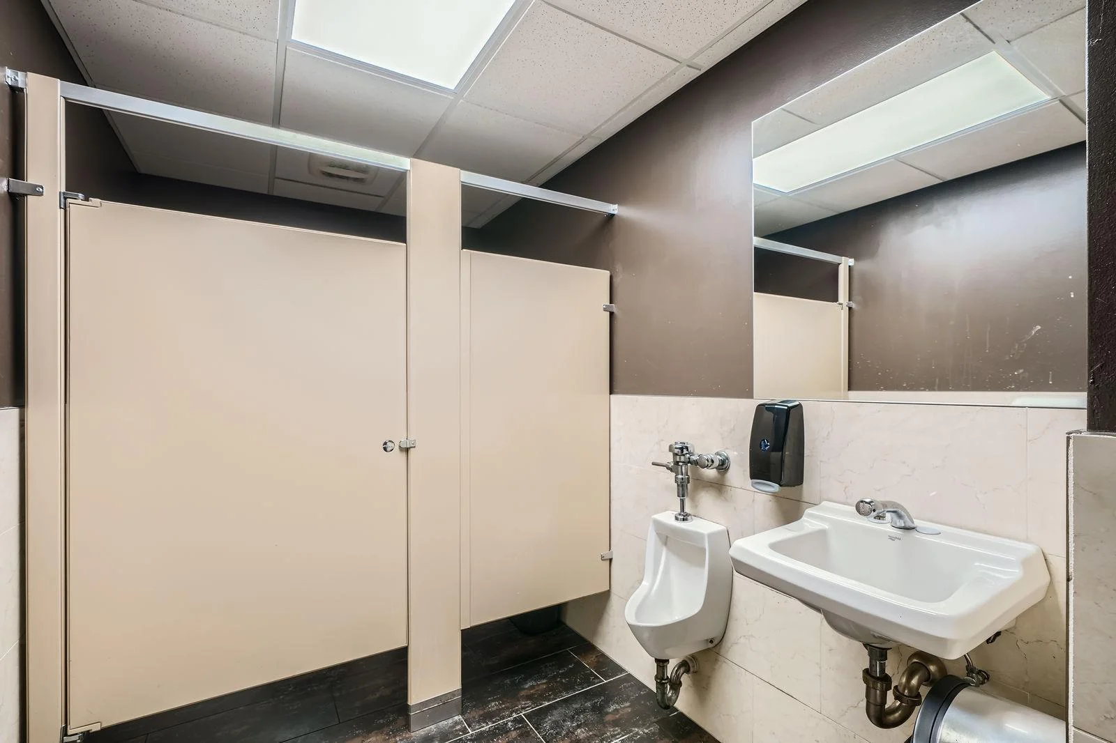 712 University Ave W - Web Quality - 020 - 21 Rest Rooms.jpg