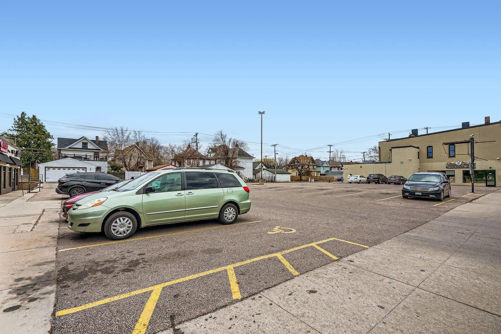 712 University Ave W - Web Quality - 027 - 29 Parking.jpg