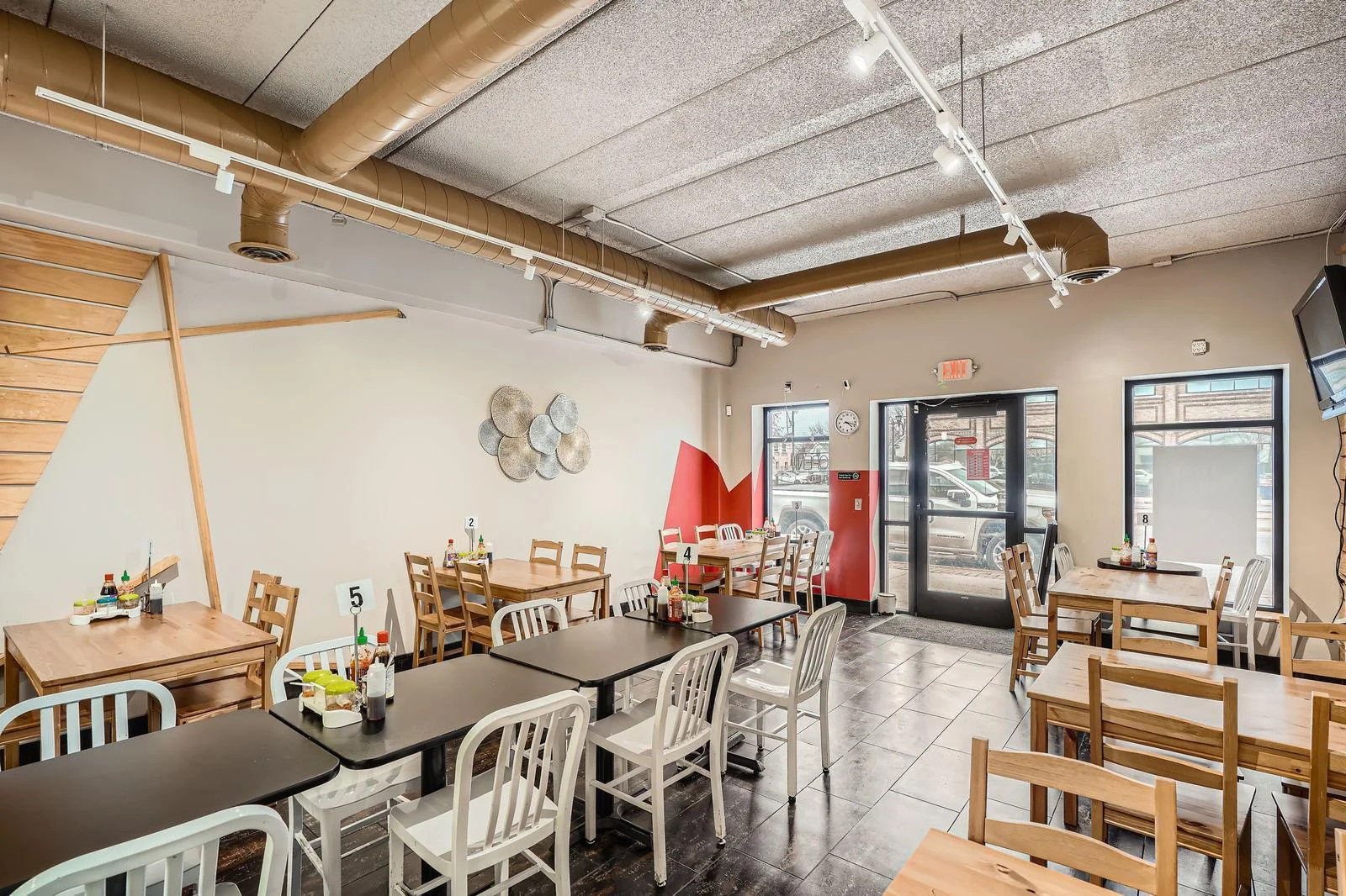 712 University Ave W - Web Quality - 006 - 06 Dining Area.jpg