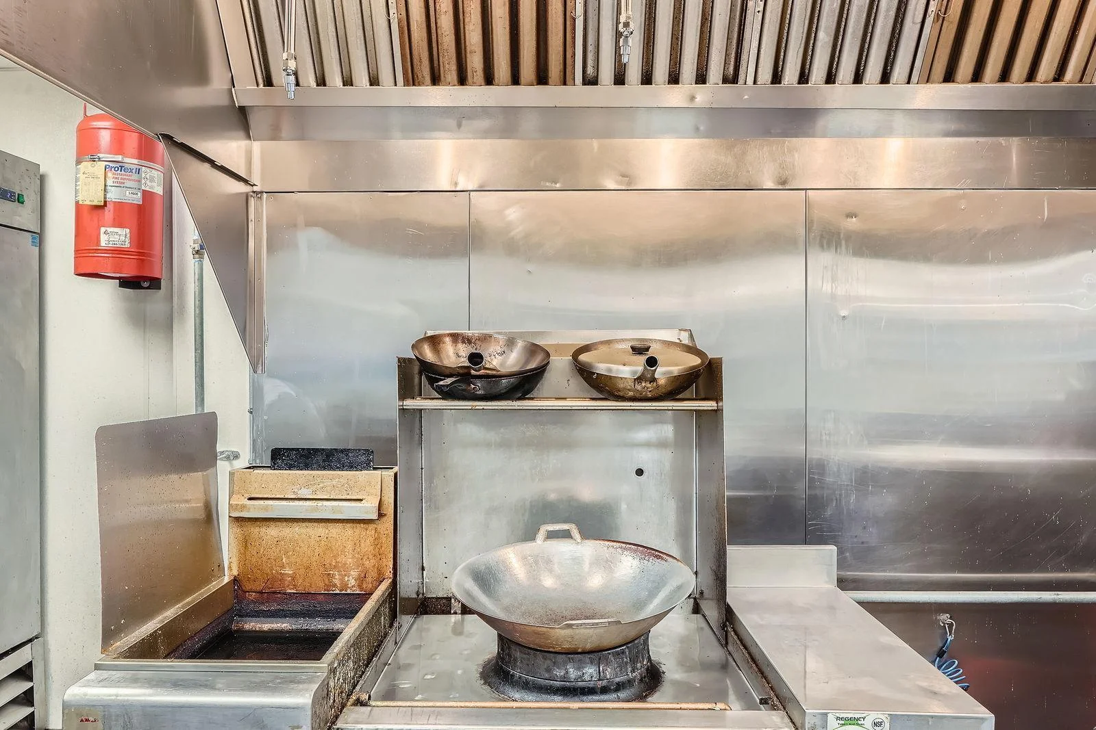 712 University Ave W - Web Quality - 015 - 16 Wok Stove.jpg