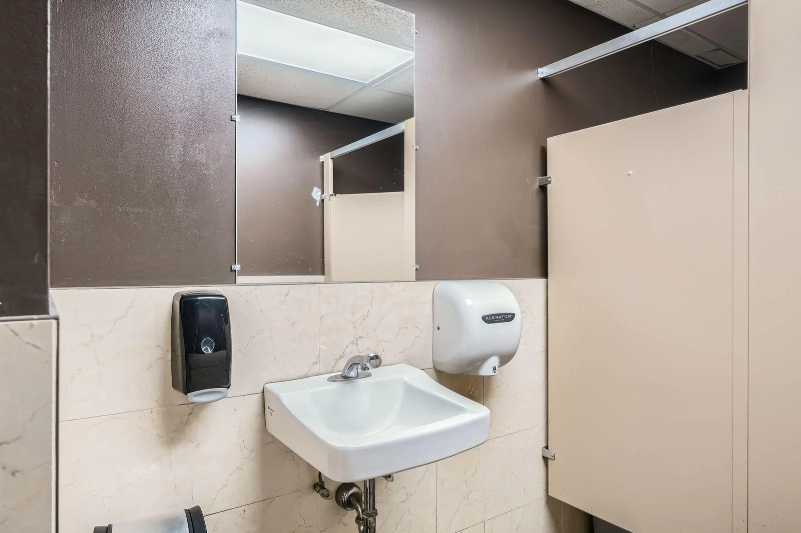 712 University Ave W - Web Quality - 021 - 22 Rest Rooms.jpg
