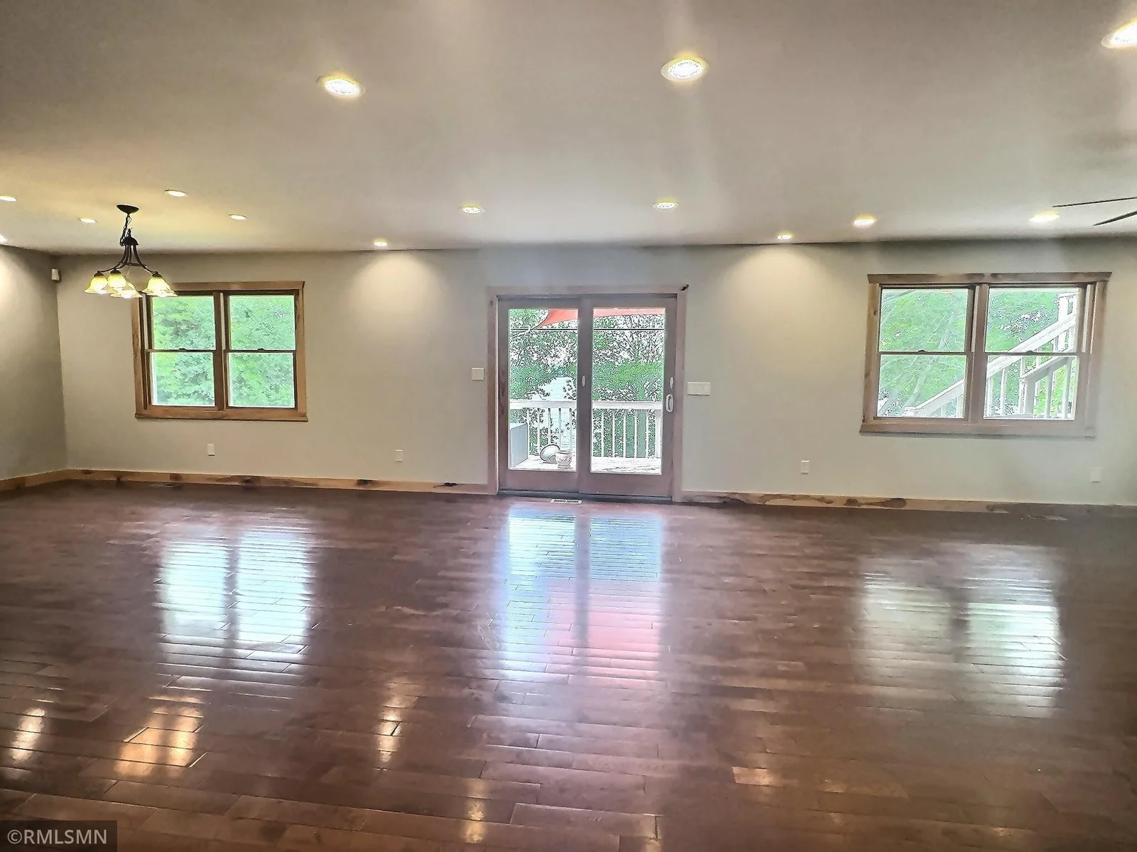 The expansive living/dining/kitchen area offers lake views and patio door leading to the deck. Beautiful Oak flooring gleams with the natural lighting.