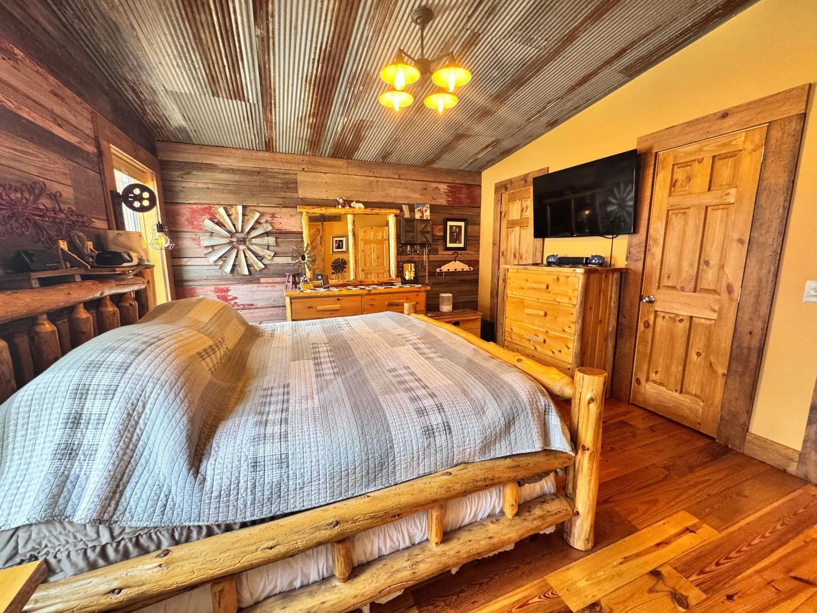 Main Bedroom with Dual closets that connect