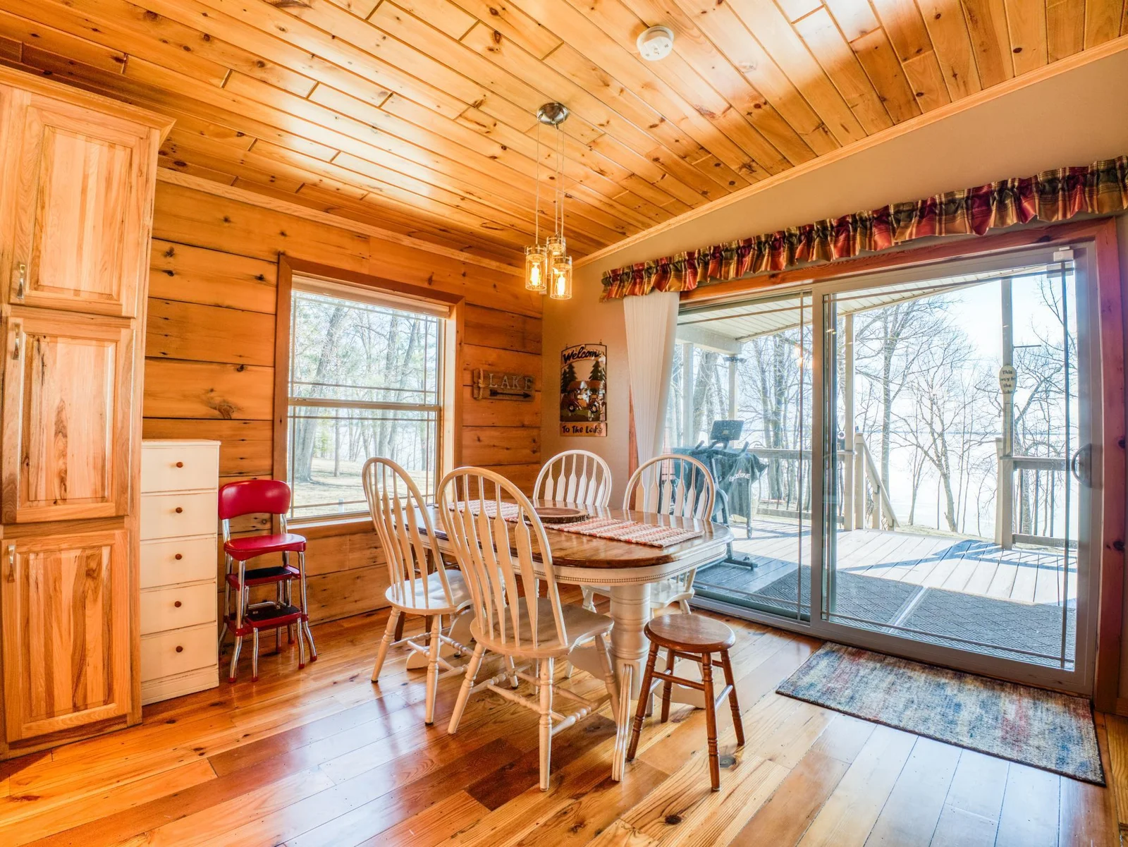 Dining room.