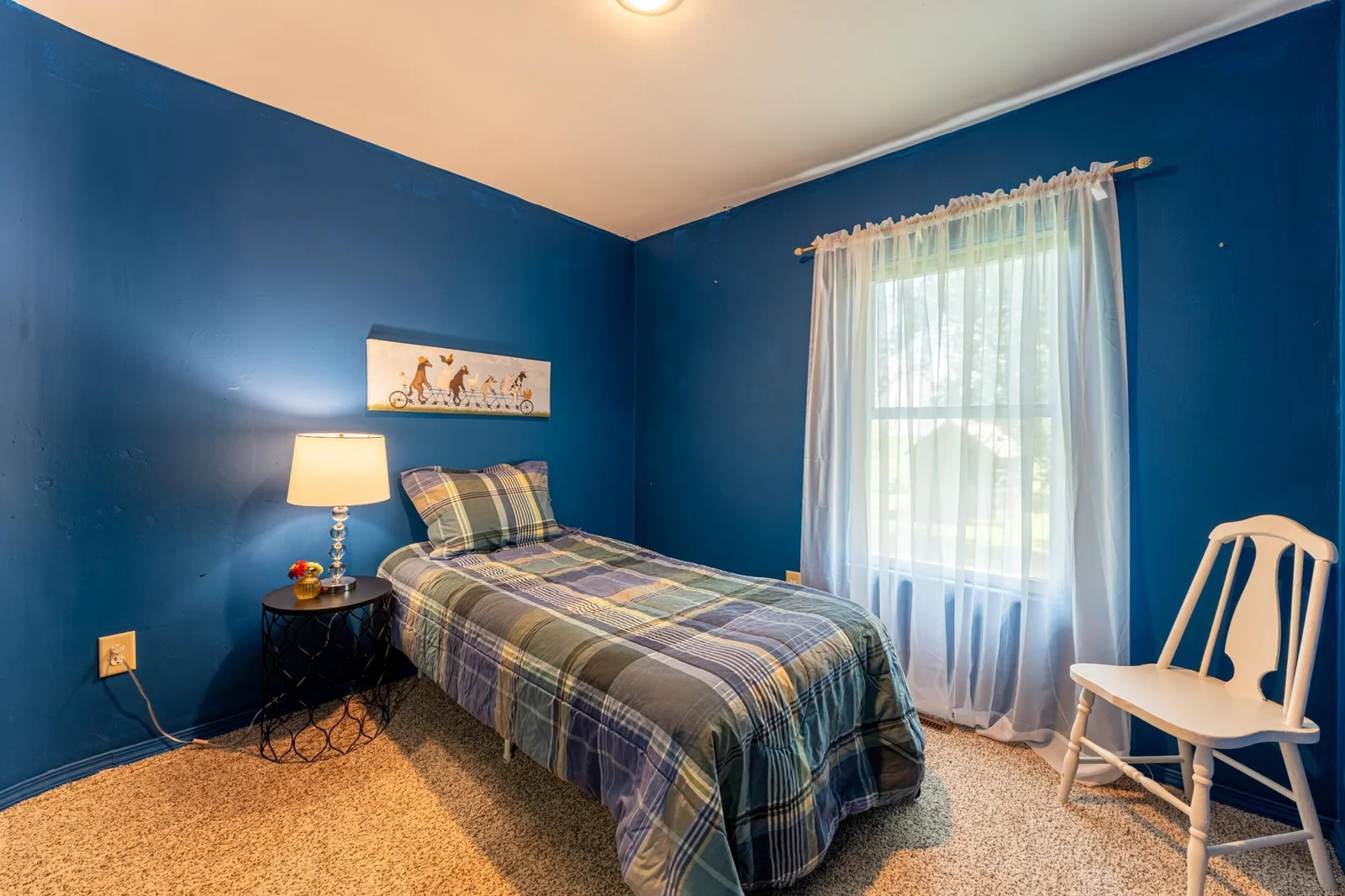 Bedroom dimensions are 9.25x8.75 ft.