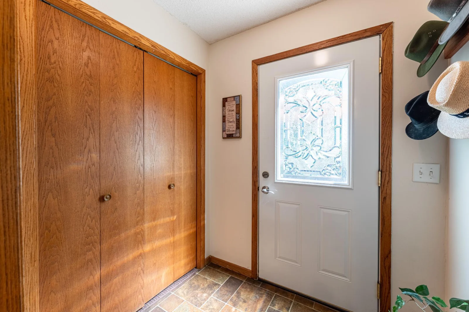6x5 foyer with a coat closet