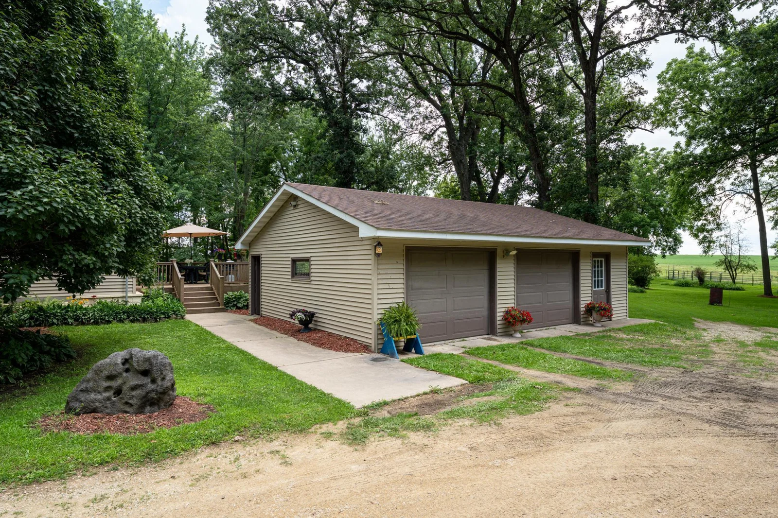 An oversized 2-car garage (26x32)