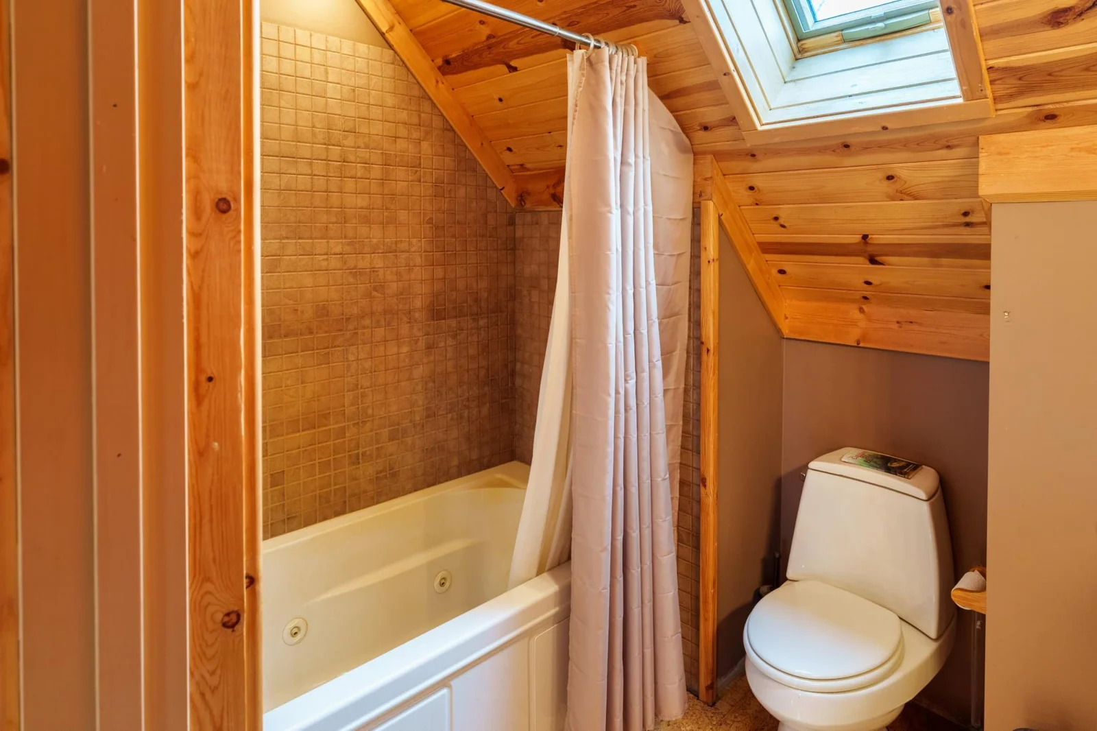 Upper Level Full Bath with Jetted Tub.jpeg