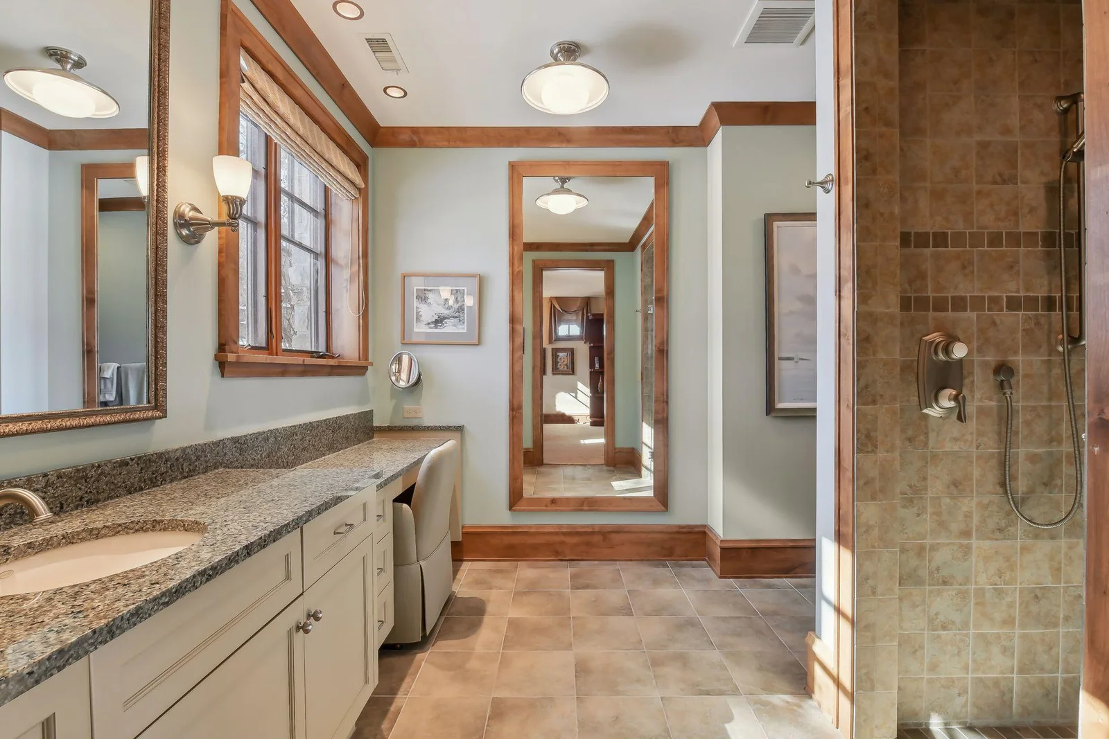 En-suite 3/4 bath