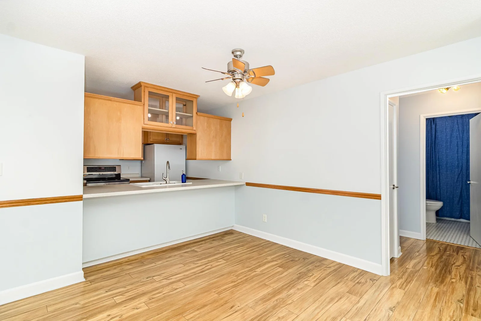 Dining area/breakfast bar facing the kitchen