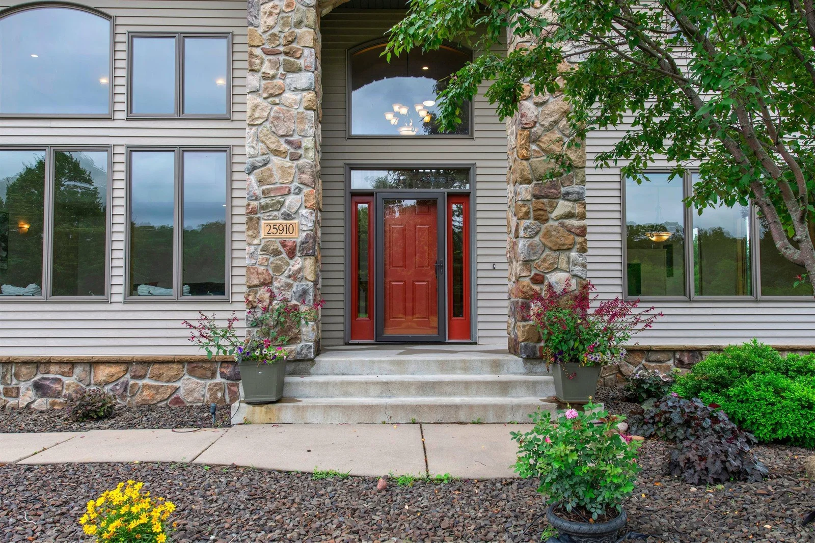 60-web-or-mls-25910 110th St NW-10.jpg