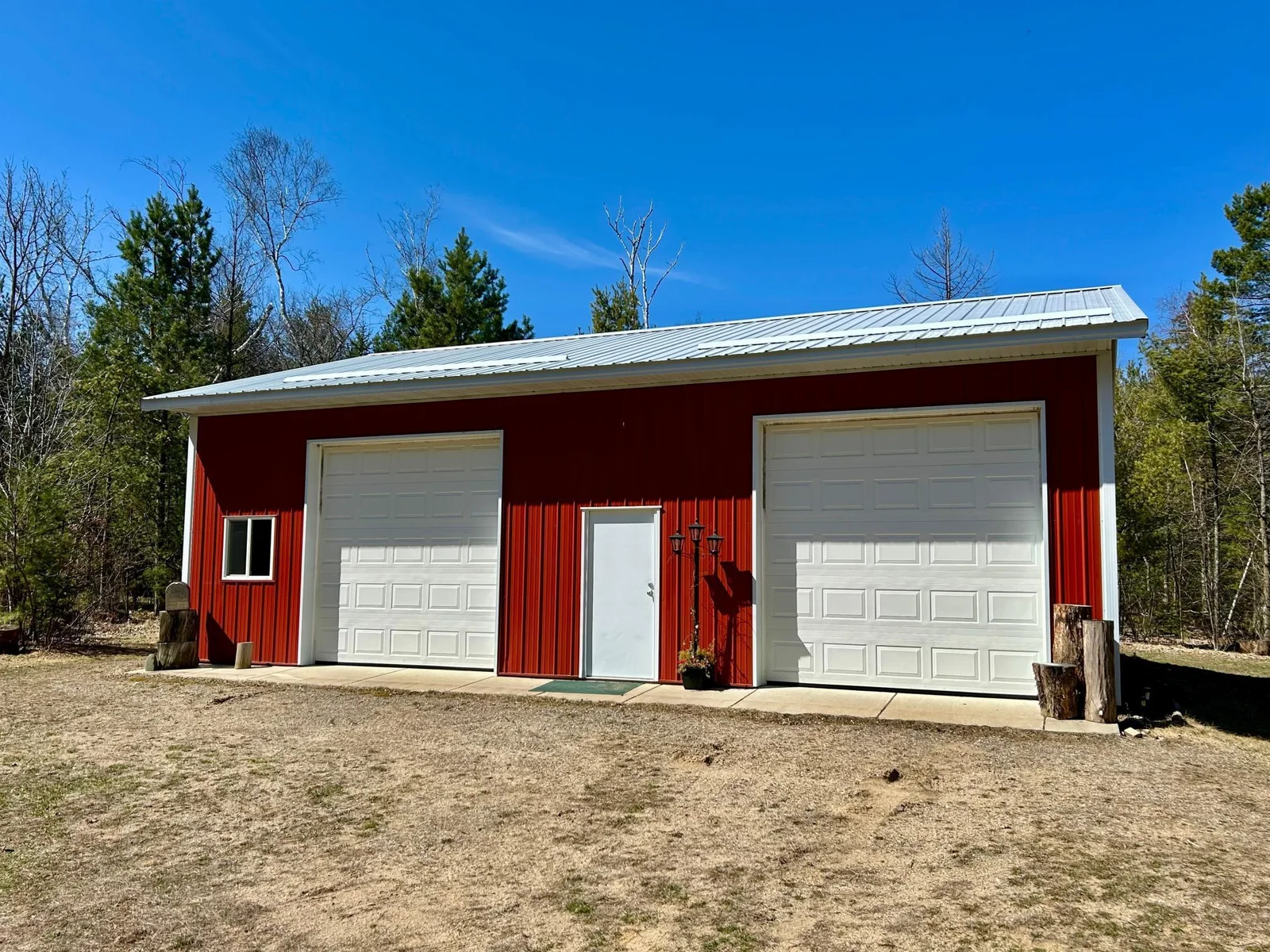 Beautiful 30' x 40' Polebarn with 10' doors