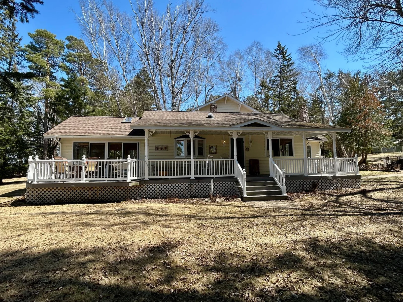What a great large deck with covered porch