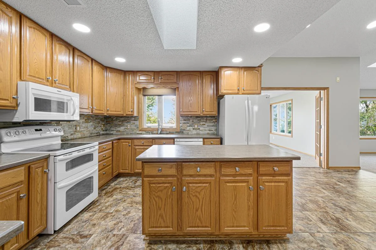 25 Kitchen.jpg