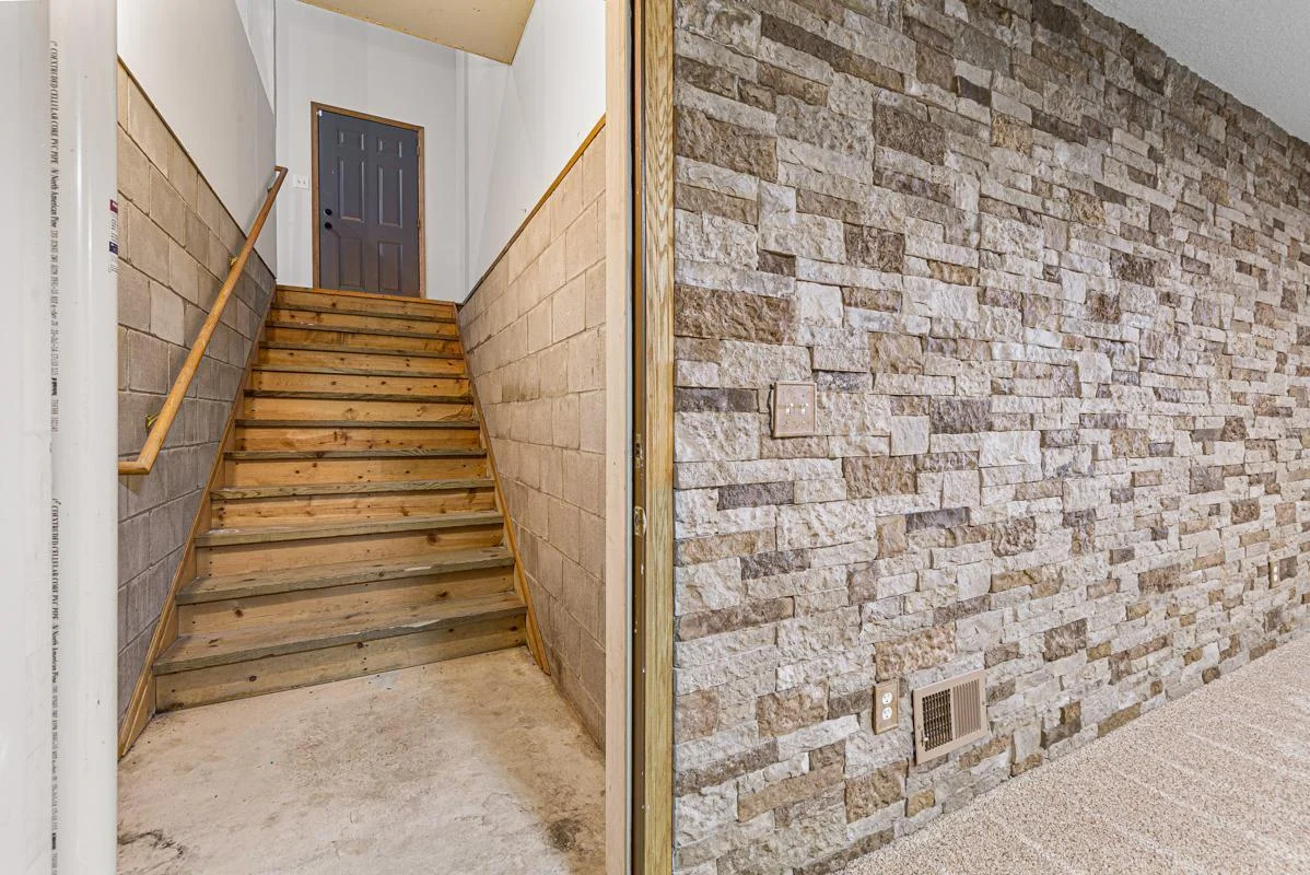 53 Bonus room_garage entry_lower.jpg