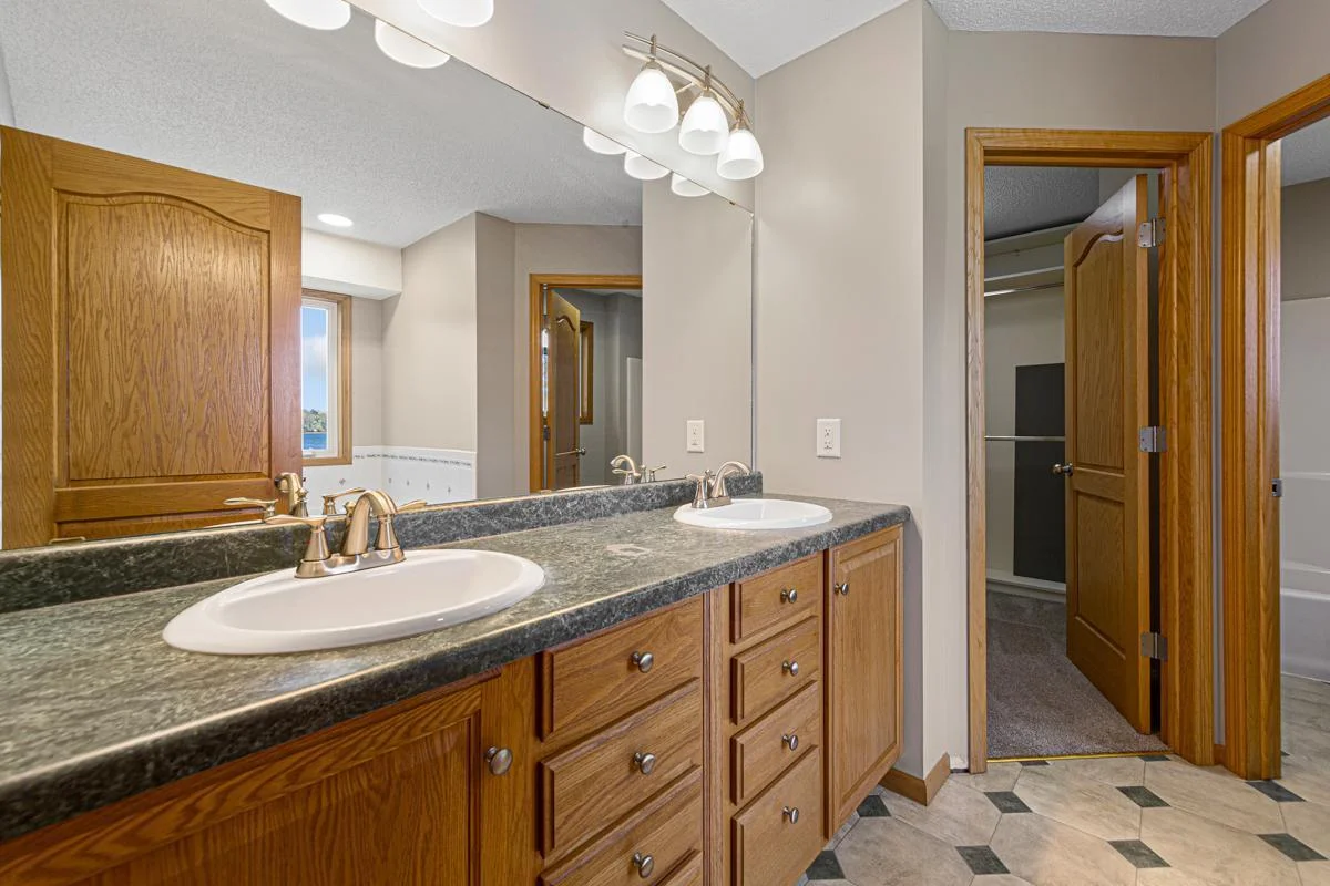 41 Main bathroom.jpg