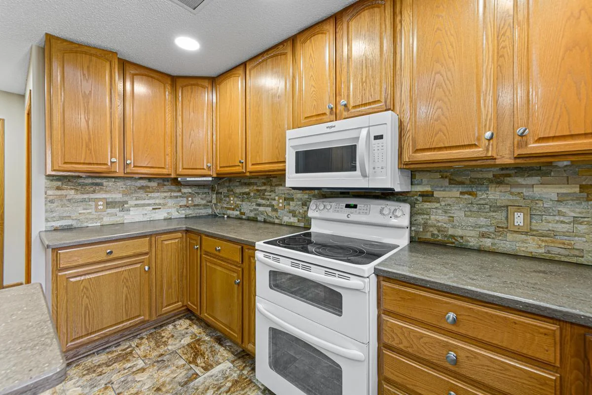 29 Kitchen.jpg