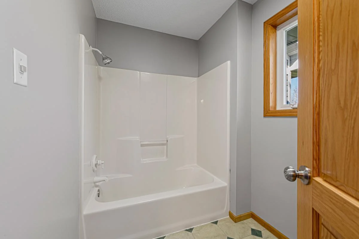 43 Main bathroom.jpg