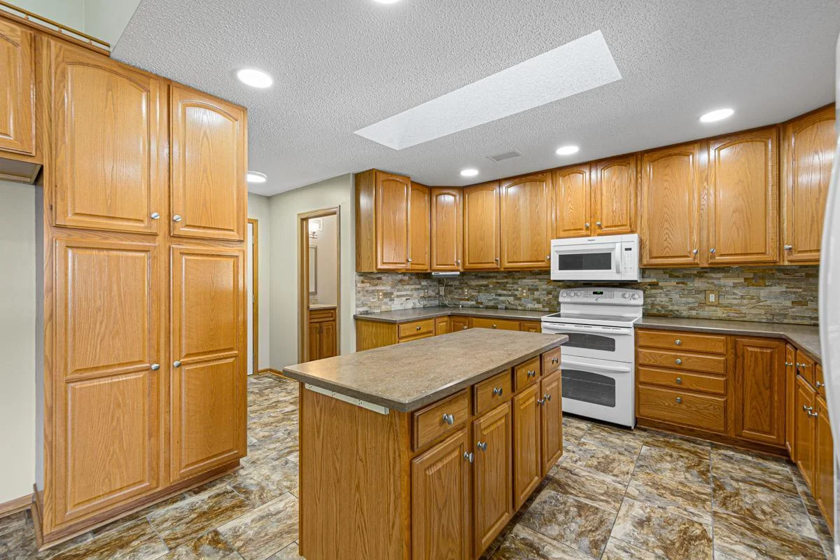 27 Kitchen.jpg