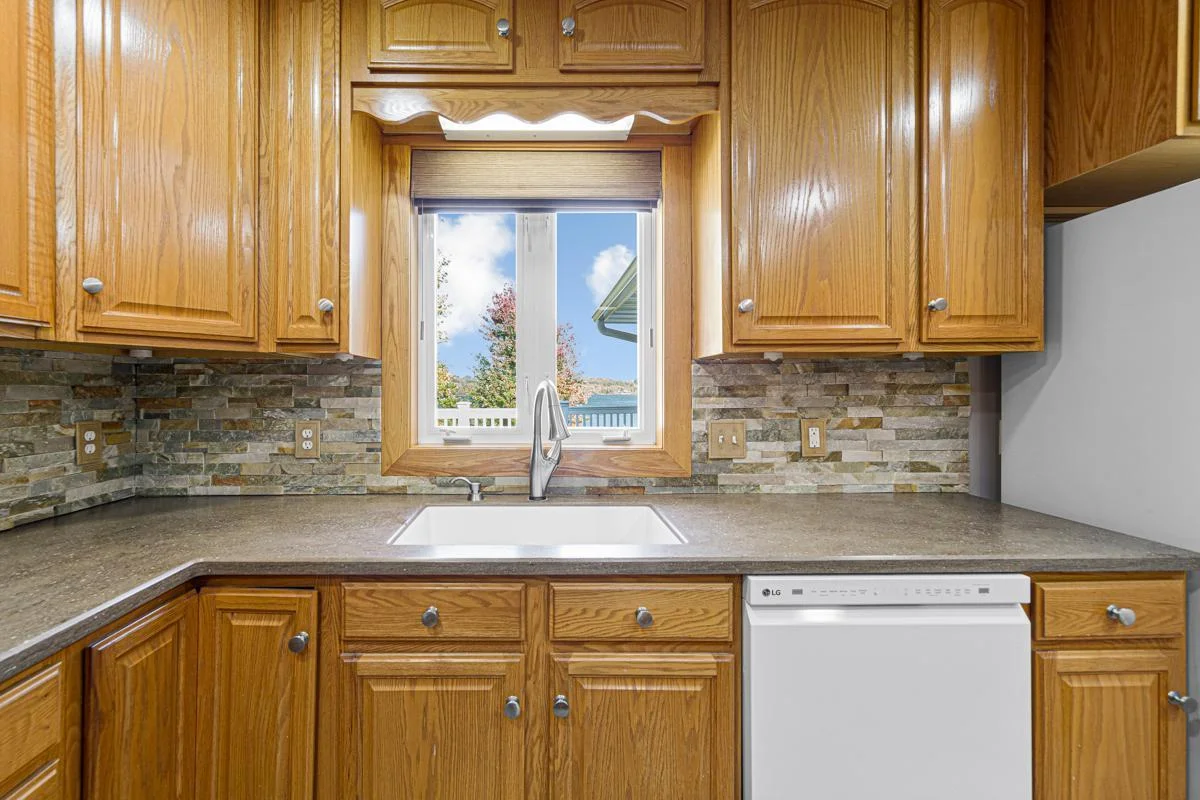 28 Kitchen.jpg