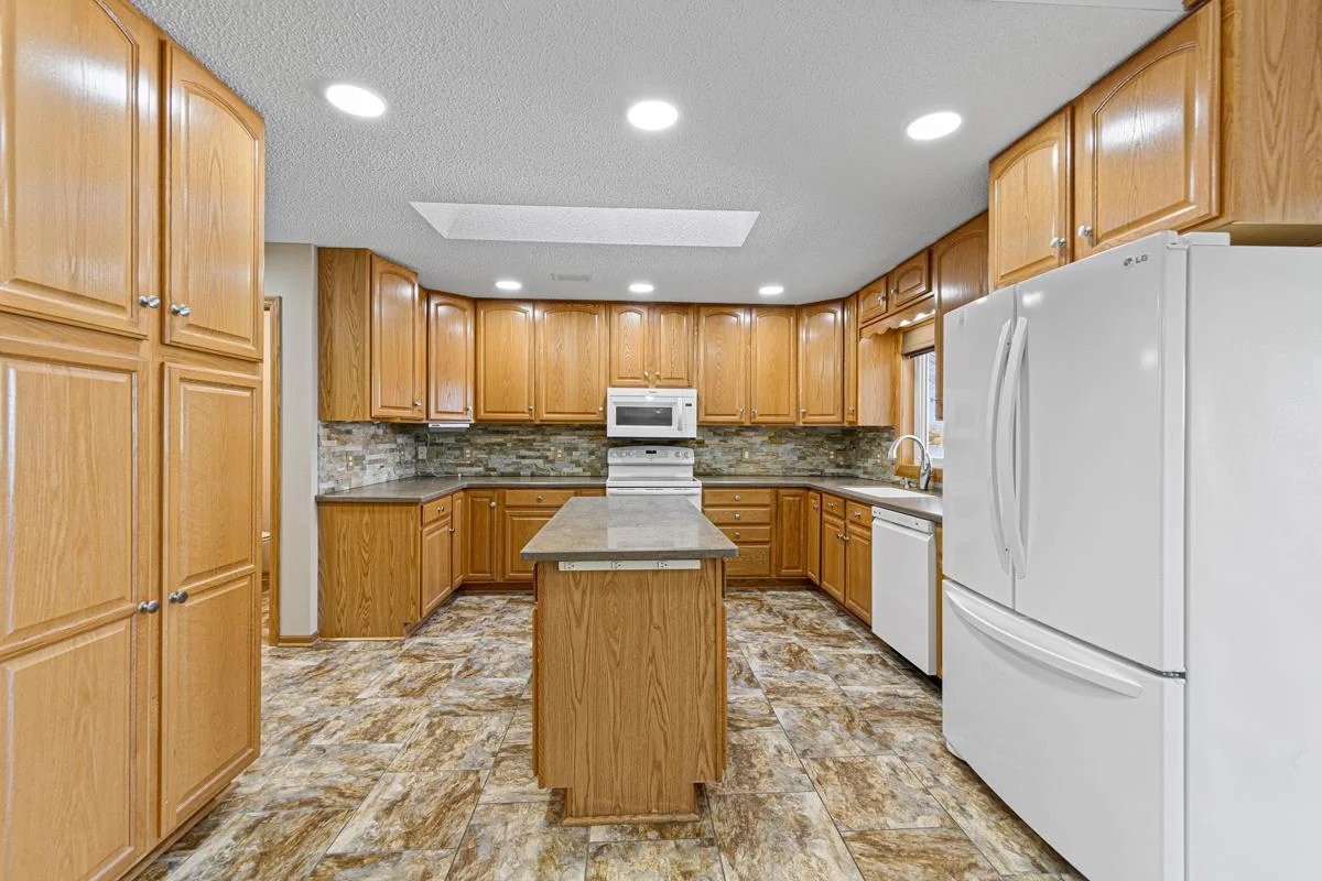 26 Kitchen.jpg
