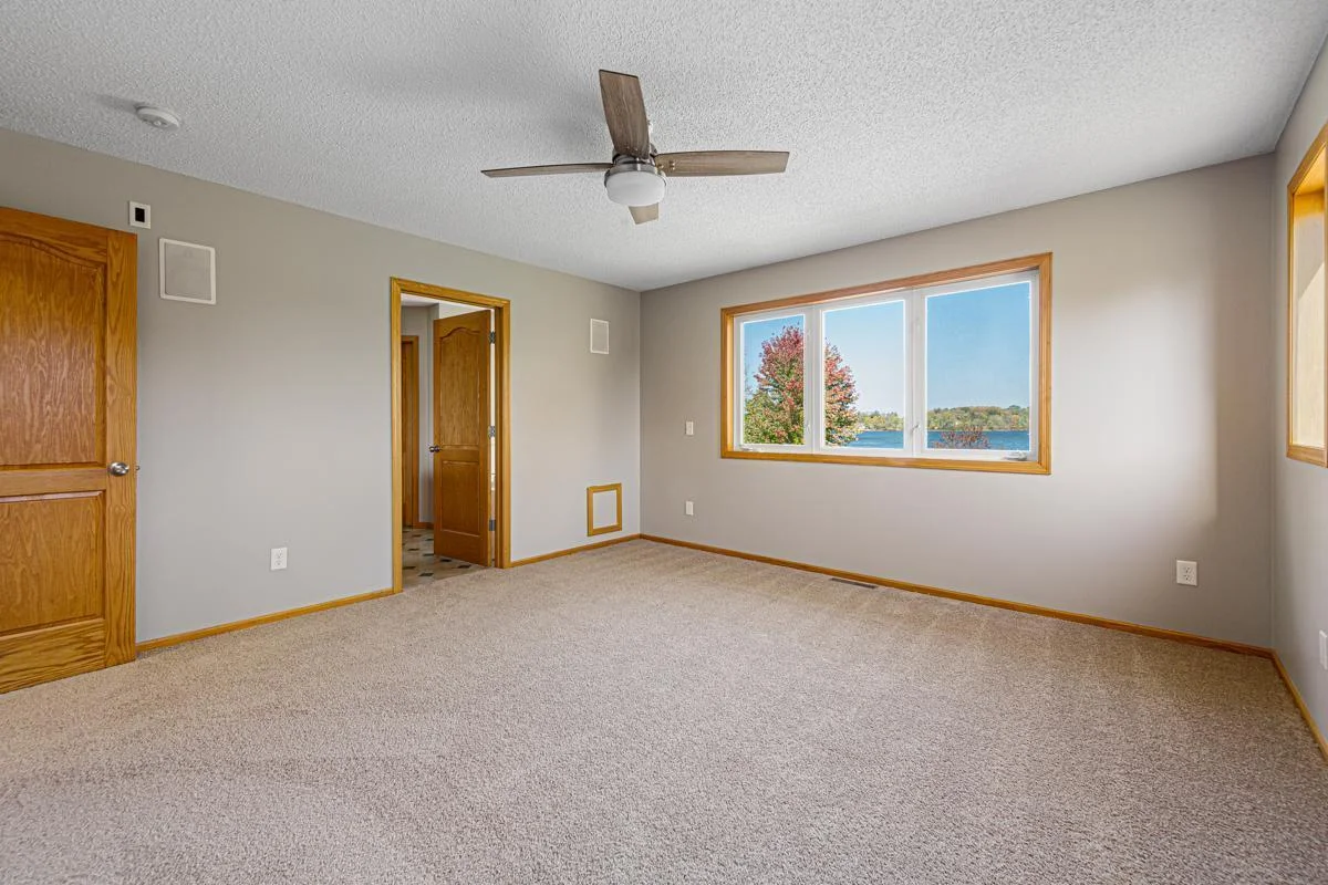 40 Main bedroom.jpg