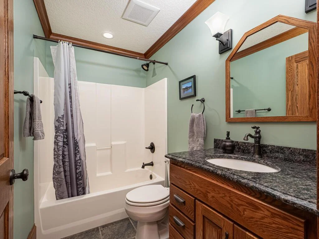 Upper level full bath