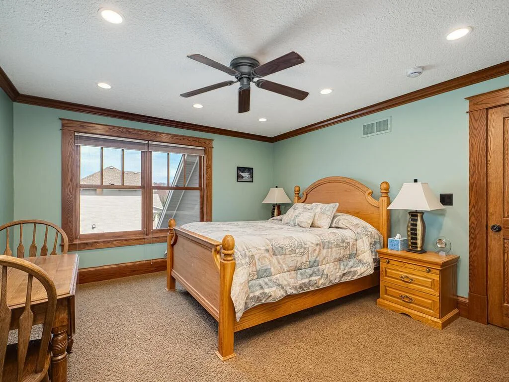 Second upper level bedroom