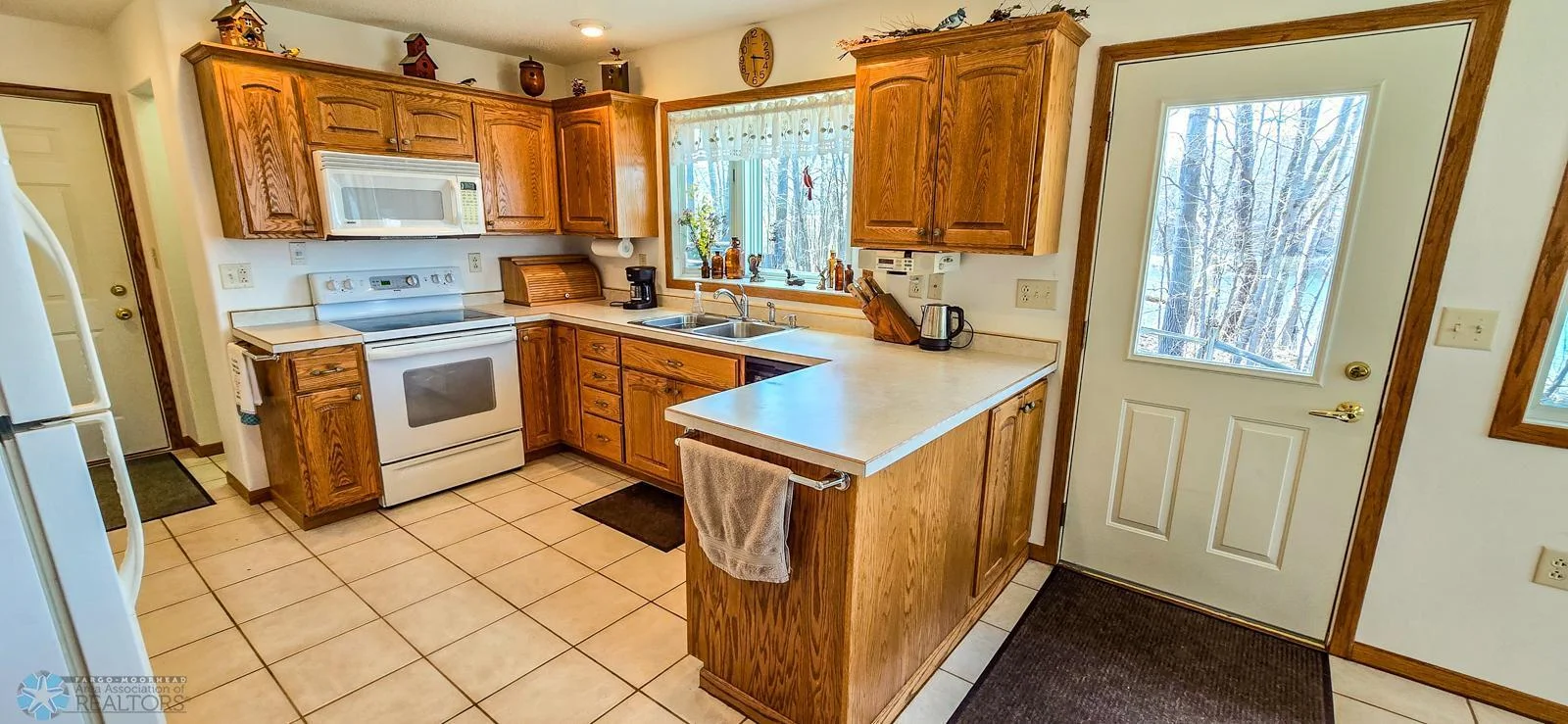 Beautiful & Bright Kitchen