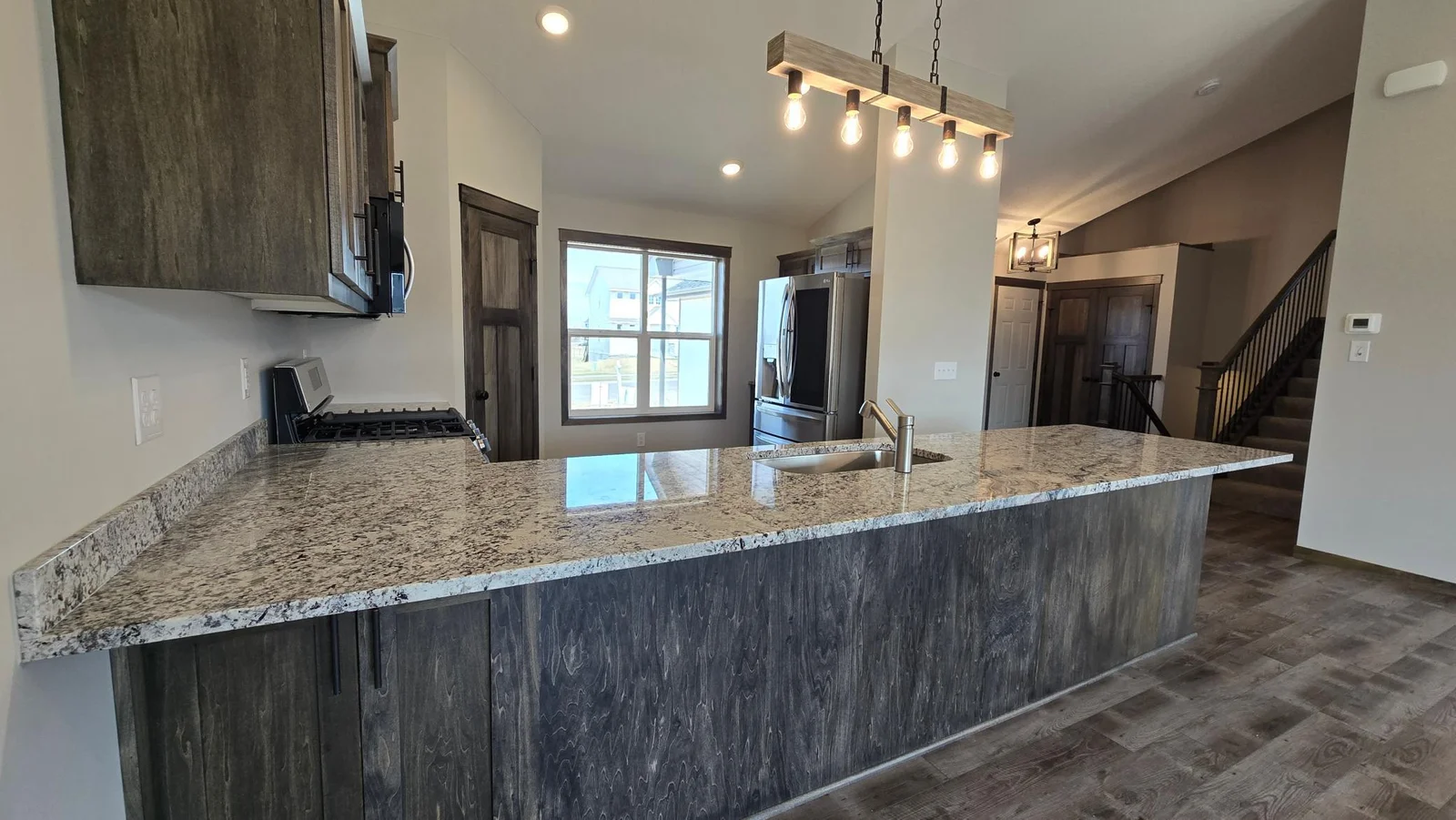 Huge peninsula cabinet with a snack bar overhang that will hold 4 or 5 bar stool for informal dining. Easy care granite countertops.