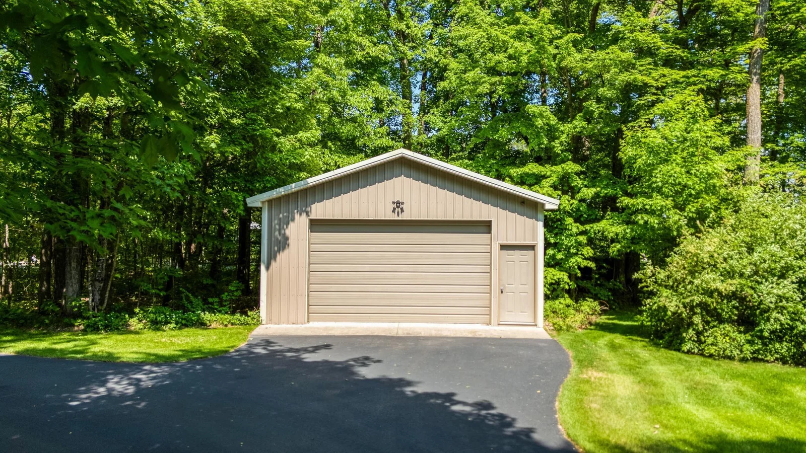 Detached garage