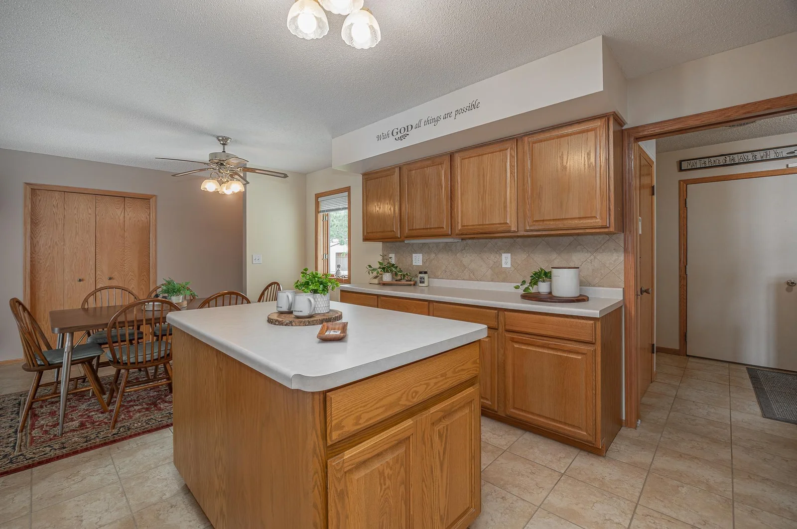 Lots of cupboard space in this kitchen.