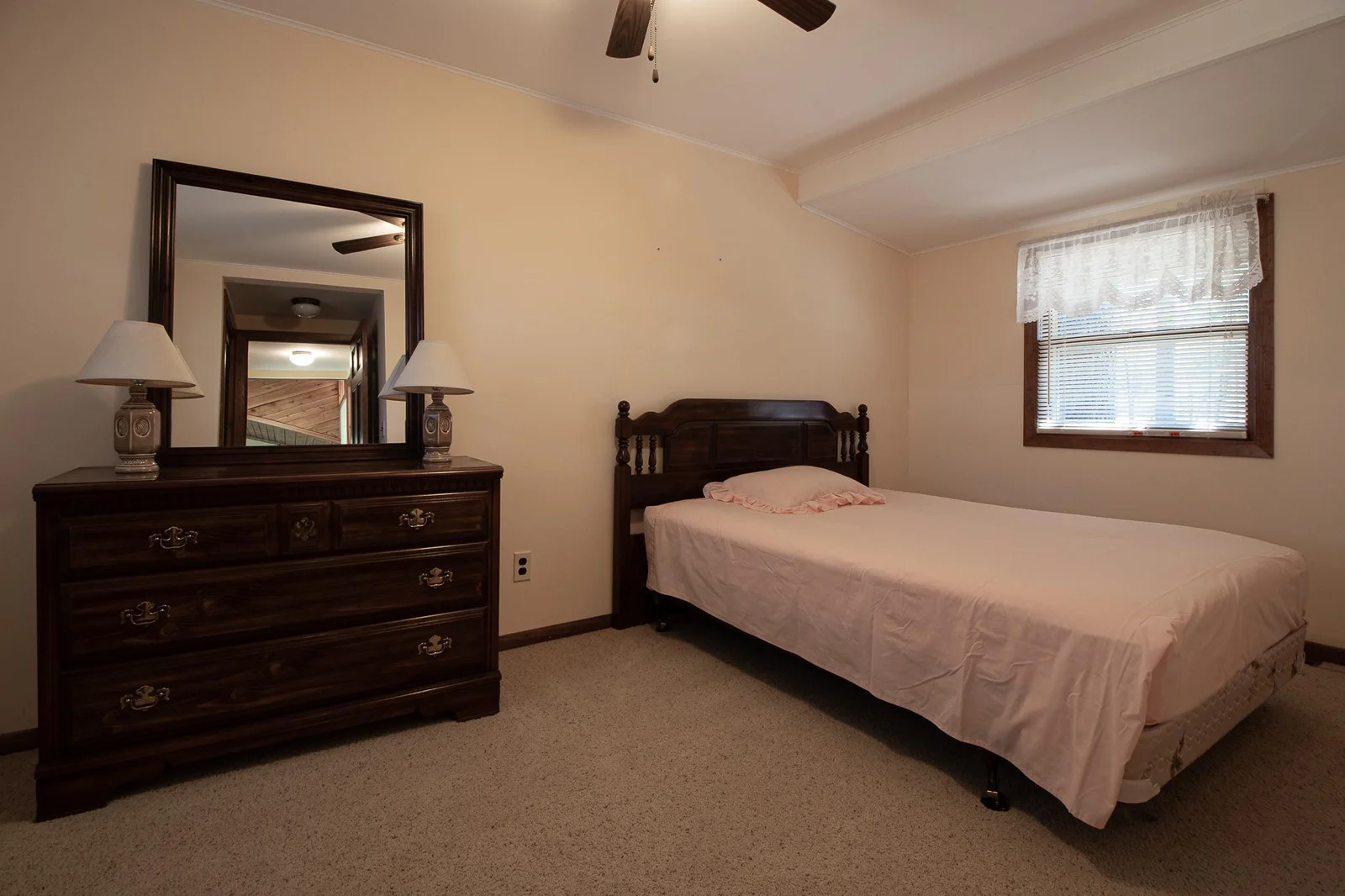Natural light with 2 windows on opposite walls