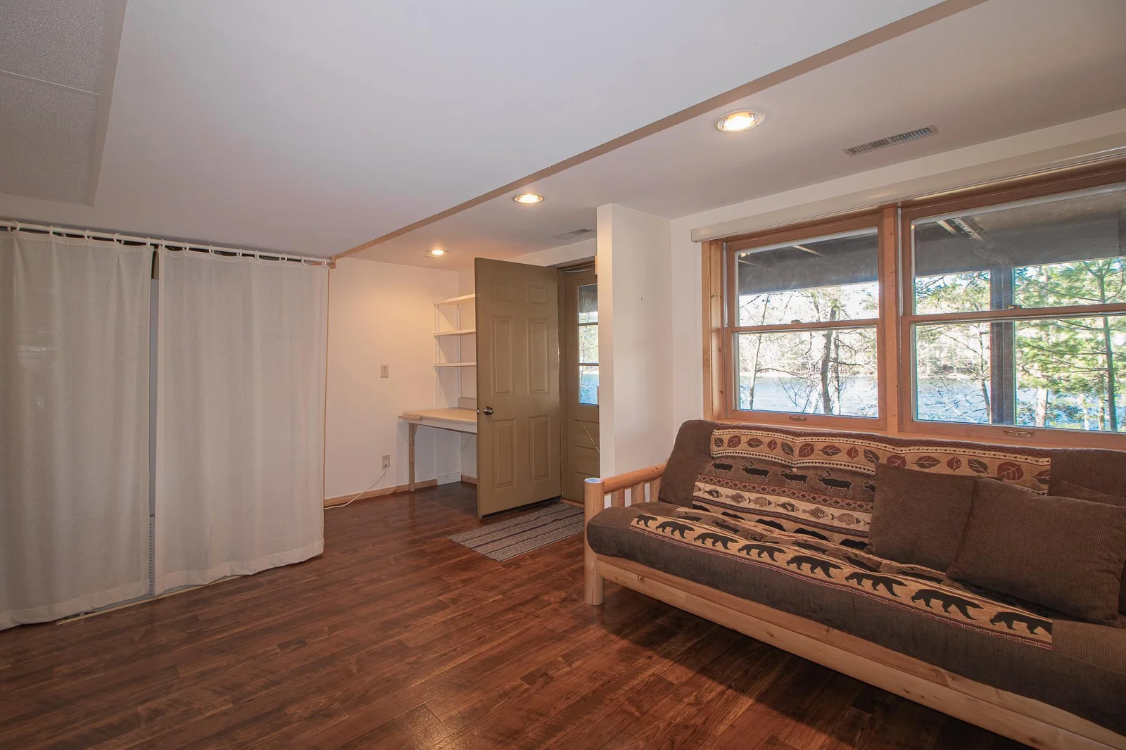 15x10.5 Flex space w/walkout entry to lake