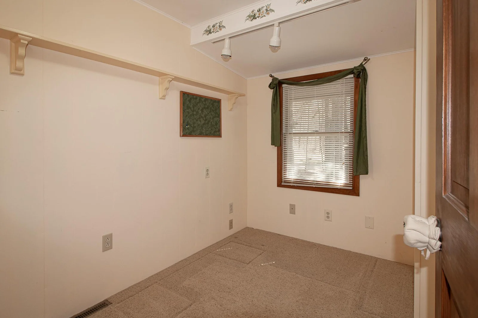 6x8.8 upper Bedroom 3 - Bunkbeds would work great in here or use for office space