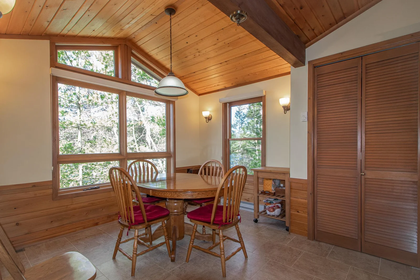 Beautiful lookout window to lakeside - Wonderful natural light