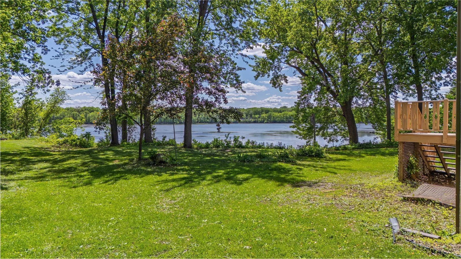 Frame-worthy seasonal lake views all year round