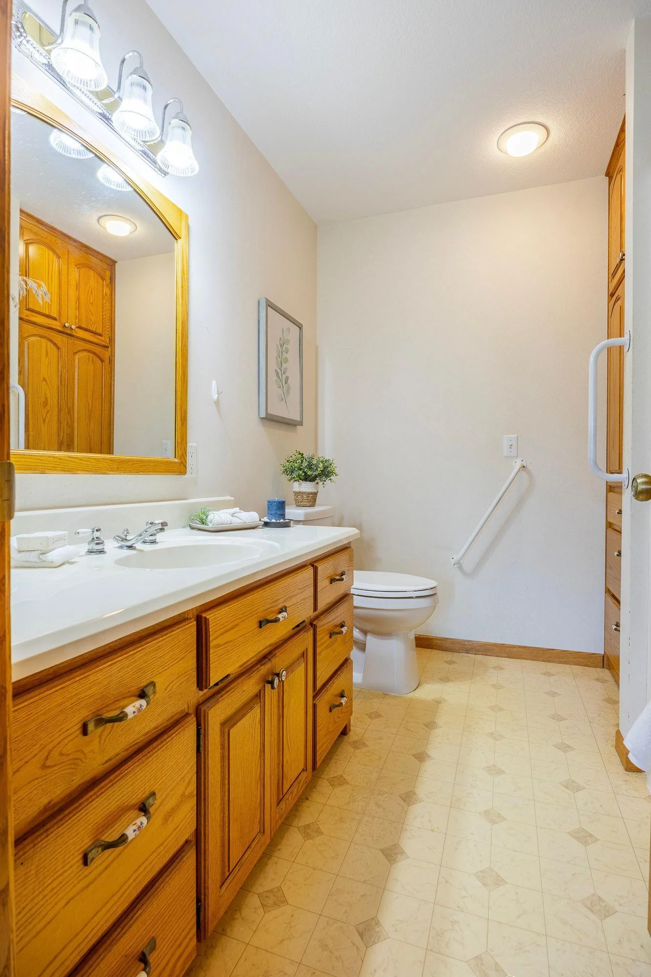 Enjoy the comfort and convenience of a full en-suite bath connected to the primary bedroom
