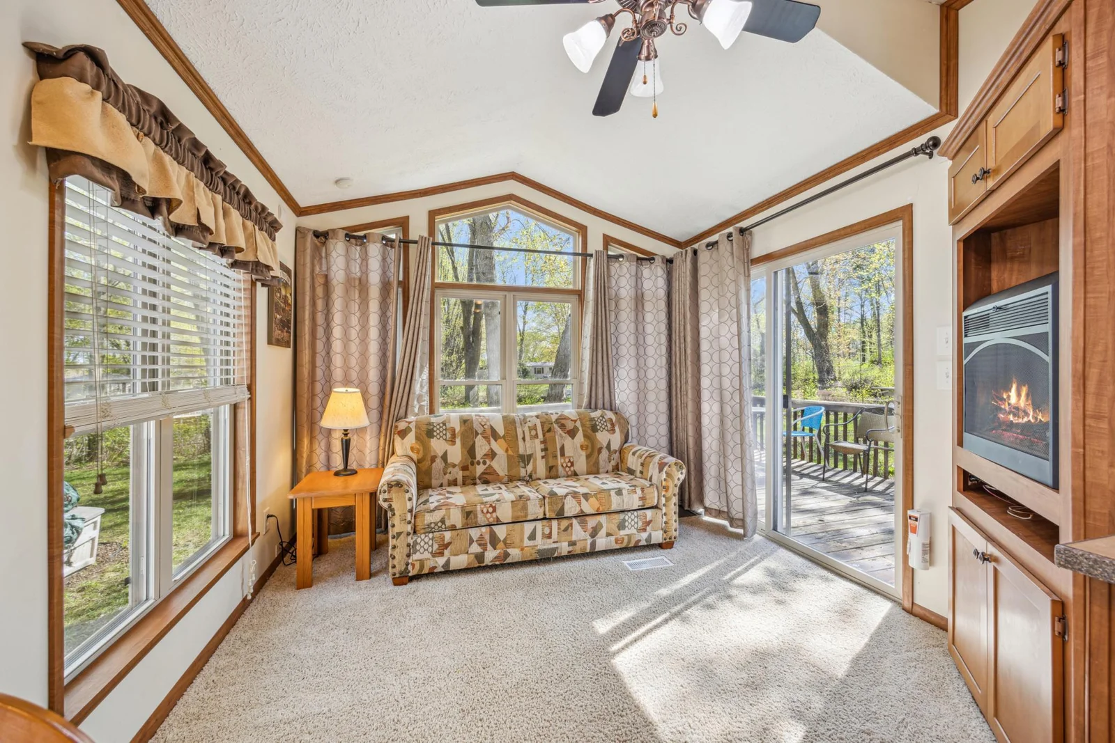 Bright and sunny living room!