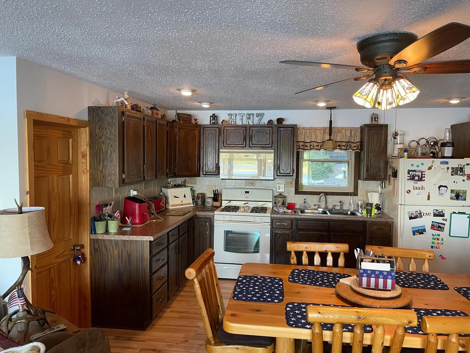 Lots of kitchen cabinets