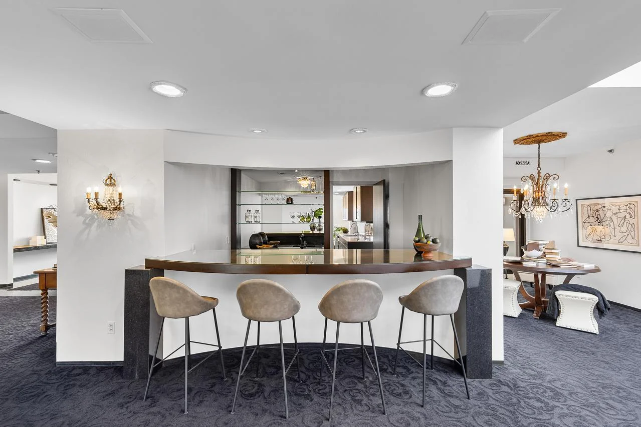Bar with close access to Kitchen