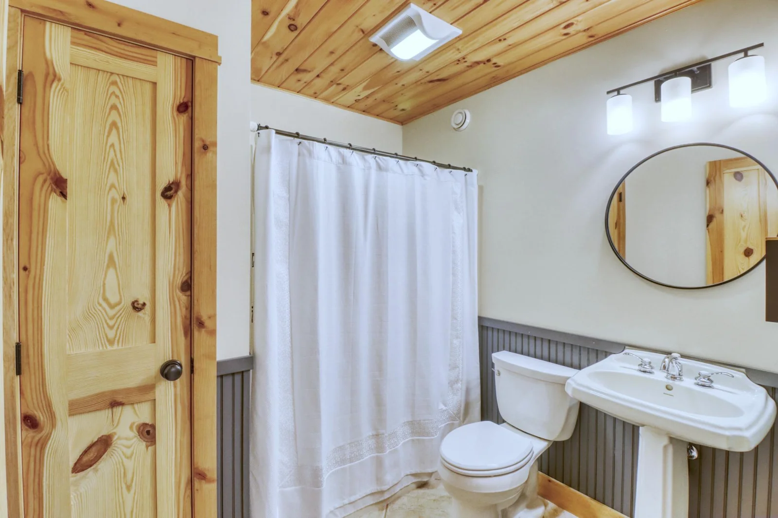 9 Bathroom .JPG