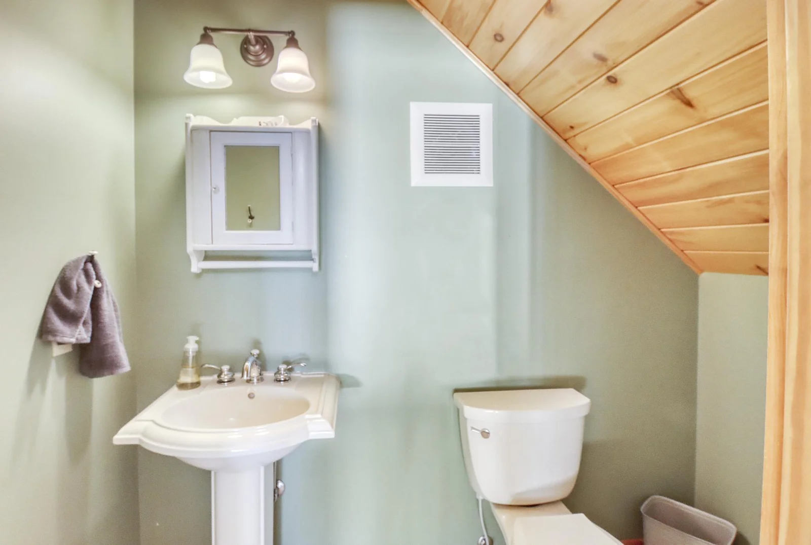 11 Upstairs4JPG.JPG