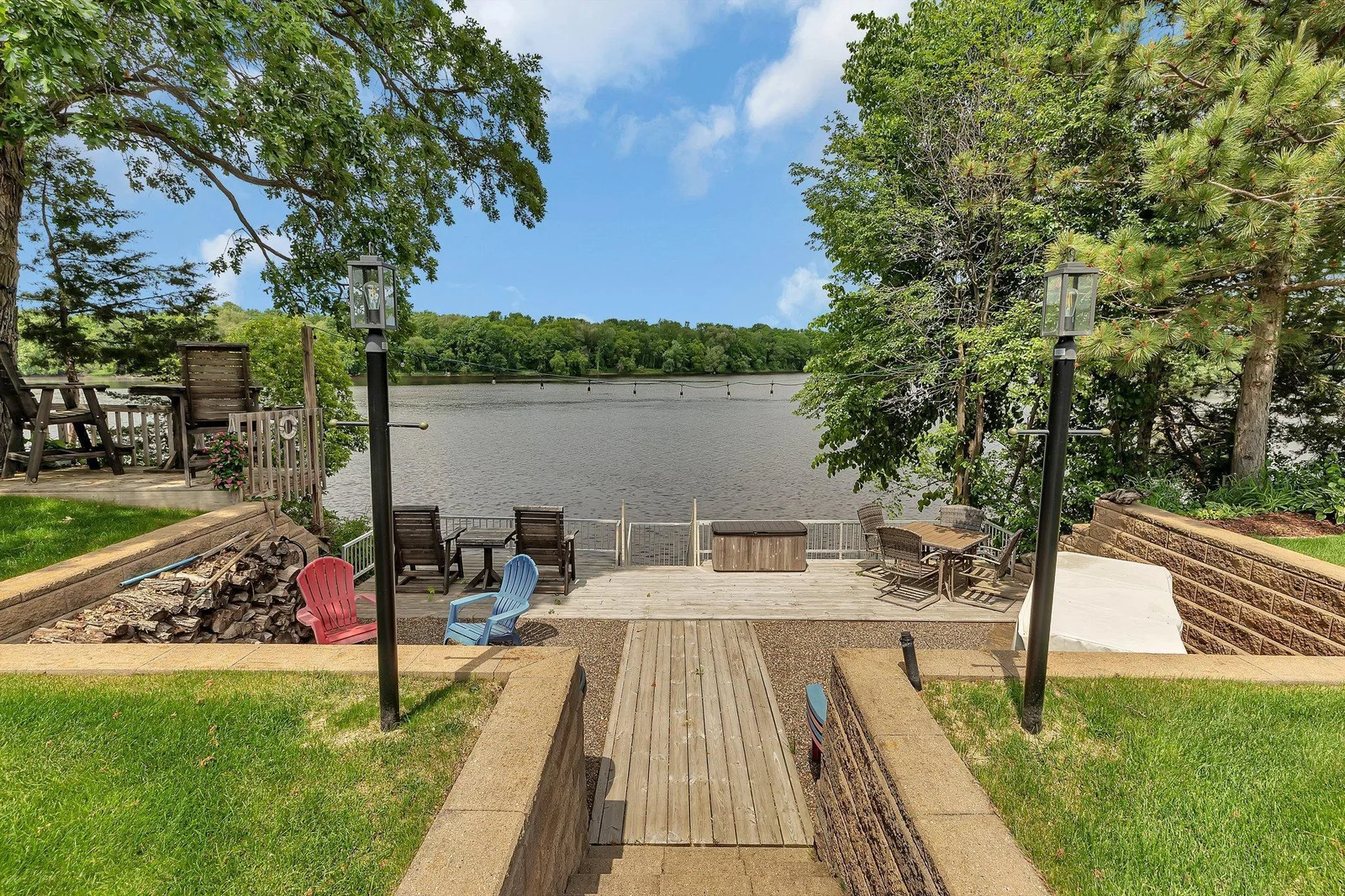 River views are the focus of every space, from breakfast coffee to late night bonfires.