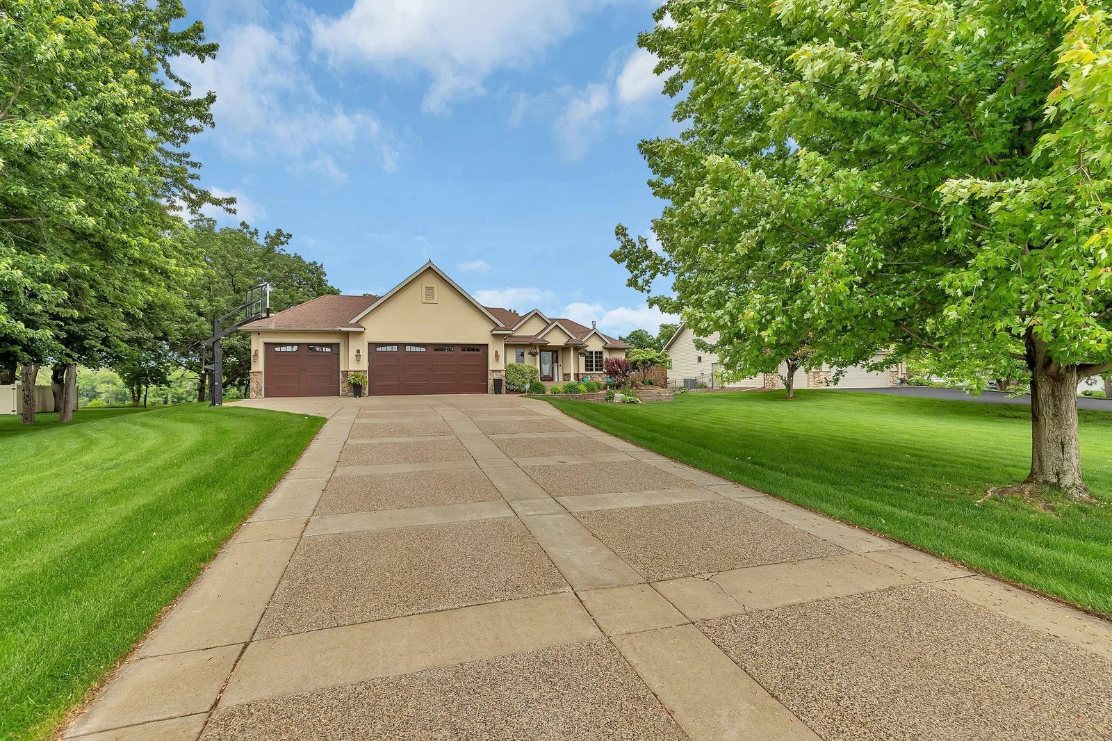House is located right on the Mississippi River.