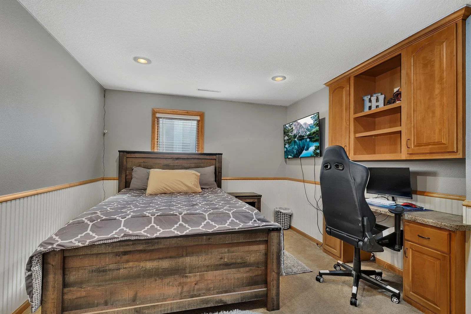 Built in desk area.