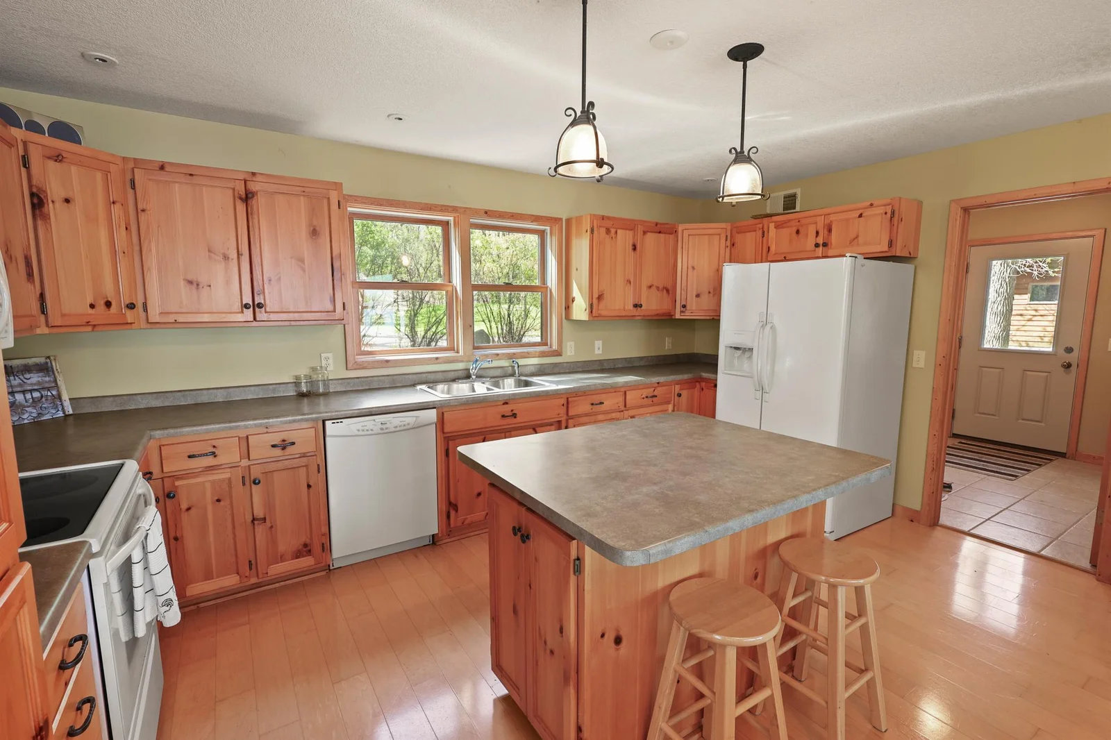 Knotty pine cabinets and full compliment of appliances