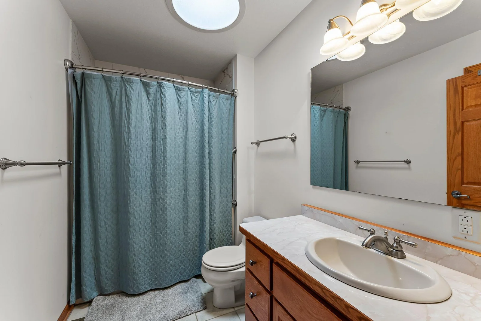 Main level full bathroom